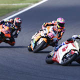 Ai Ogura vor Alonso López und Augusto Fernández