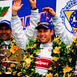 Tom Kristensen (Mitte) auf dem Podium in Le Mans 2001 mit Emanuele Pirro (li.) und Frank Biela