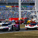 Der Acura ARX-06 vor dem Porsche 963