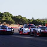Die beiden Toyota GR010 Hybrid in Portimão - dazwischen ein Porsche 911 RSR
