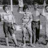 Heinz Schneider (2.v.r) mit (v.l.) Chris Baybutt, Steve Hartley und Gottfried Schwarze 1975 beim Rennen in Zweibrücken