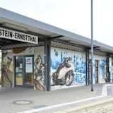 Die Stadt Hohenstein-Ernstthal ließ den Bahnhof dauerhaft mit Rennmotiven verschönern