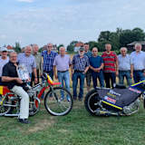 Kurt Harries (links auf dem Bike) feierte seinen 70. Geburtstag mit Bahnsportfreunden