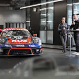 Die offizielle Übergabe des Rennwagens fand in der Werkstatt des Porsche Museums statt - neben dem Porsche 911 GT3 R stehen Timo Bernhard und Alexander E. Klein (v.l.n.r.)