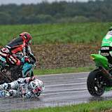 Lukas Maurer (re.) und Clinton Seller haben alle Mühe dem gestürzten David Datzer auszuweichen