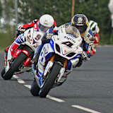 2013 gewann Guy Martin beim Ulster GP beide Superbike-Rennen auf der Tyco Suzuki
