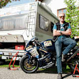 Das motorsportliche Urgestein Toni Rechberger mit seiner betagten Suzuki GSX-1000R