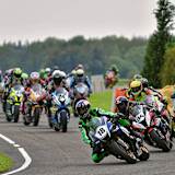 Lukas Maurer (18) führt die Meute vor dem späteren Sieger Thijs Peeters (84) in die erste Kurve