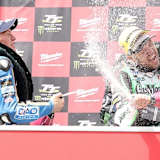 Verdiente Sektdusche für Dean Harrison (li.) und Peter Hickman nach der Senior-TT 2022