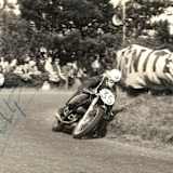 Bob McIntyre fuhr 1957 als erste Fahrer bei der Tourist Trophy eine Runde mit mehr als 100 Meilen pro Stunde