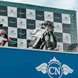 Sektdusche für McGuinness, Harrison und Browne (vlnr.)