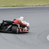 Stephen Kershaw/Ryan Charlwood legen schwarze Streifen auf den Asphalt