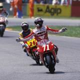 Nach Platz 10 beim Heim-GP 1995 ließ sich Chili auf der Cagiva feiern