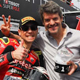 Carlos Checa ist regelmäßig im Superbike-Paddock anzutreffen 