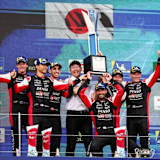 Das Toyota-Team freute sich auf dem Podium über den Titel in der Hersteller-Wertung