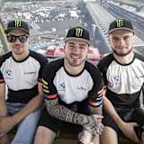 Ilya Mikhalchik (re.) schwebt über Suzuka