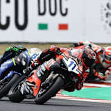 Nicolo Bulega (Ducati) und Stefano Manzi (Ducati) fuhren bereits auf das Podium