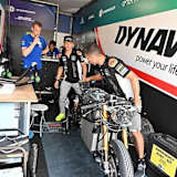 Domi Aegerter in der MotoE-Box in Assenb; links ten-Kate-Teammanager und Besucher Kervin Bos