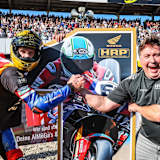 Florian Alt (li.) und Teamchef Jens Holzhauer in Partylaune