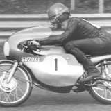 Hugh Anderson auf der 50-ccm-Suzuki