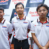 Tatchakorn Buasri wird Teamkollege von Taiyo Furusato, dazwischen Teammanager Hiroshi Aoyama