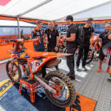 Liam Everts mit Auspuff-Hersteller Akrapovic beim MXoN
