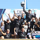 Kenny Foray (mit Helm in der Hand) feiert seinen Titel 2023