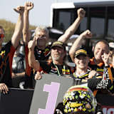 Letzte Runde: Matteo Vannucci neben der Strecke, Dirk Geiger dahinter