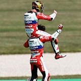 Ex-Weltmeister Nico Terol, 2023 Teammanager bei GASGAS, nahm den neuen Weltmeister auf die Schultern