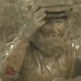 RJ Hampshire steckt mit blutendem Unterarm im Schlamm fest