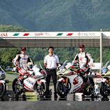 Die Moto3-Fahrer Aji (64) und Furusato (72), Aoyama, rechts Chantra (35) und Ogura (79)