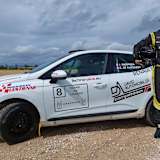 Julien Ingrassia vor seinem Rallyeauto