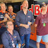 In der Box von Brad Binder: Pit Beirer, Jens Hainbach und Andrea Adamo (rechts) 