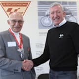 Hugh Anderson wurde von MotoGP Race Director Mike Webb geehrt