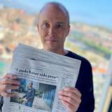 Kenny Noyes mit dem Artikel in «La Vanguardia»