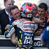 Peter Öttl im Parc Fermé mit Ayumu Sasaki