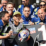 Ayumu Sasaki vorne, links hinter ihm Teamchef Peter Öttl