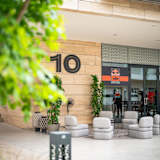 Im rundum erneuerten Paddock von Katar sind Teams, TV-Crews und Co. bereits bei der Arbeit