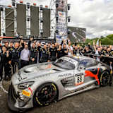 Jubel rund um den Mercedes-AMG GT3 beim AMG Team AKKODIS ASP über den Sieg in Spa