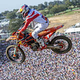 Aaron Plessinger mit der Startnummer 1 des Titelverteidigers vor der gewaltigen Zuschauerkulisse in Ernée