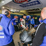 Johnny Rea (Mitte) mit seinem Crew-Chief Andrew Pitt (li.)