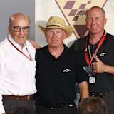 Dorna-CEO Carmelo Ezpeleta mit Kenny Roberts und dem Junior