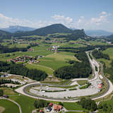 Salzburgring: Die Fahrerlagerkurve (rechts vorne) hatte damals keinen Zentimeter Sturzraum, die Leitplanken standen direkt am Fahrerbahnrand, geschützt nur durch Strohballen 