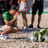 Yuta Okaya legte Blumen für Victor Steeman wieder