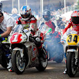 Links Kevin Schwantz auf seiner WM-Maschine von 1993, rechts Casey Stoner auf der Pepsi-Suzuki von 1989