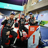 Sieger der 8h Bahrain: (v.li.) Kamui Kobayashi, Mike Conway und José María López