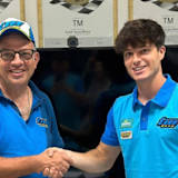 Yago Martinez bei der Vertragsunterzeichnung mit Massimiliano Constantini