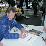 Walter Röhrl erfüllt Autogrammwünsche