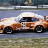 Ein Jägermeister-Porsche 934 im Karussell