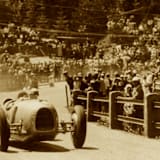 Bergkönig Hans Stuck mit seinem Auto Union-Rennwagen 1934